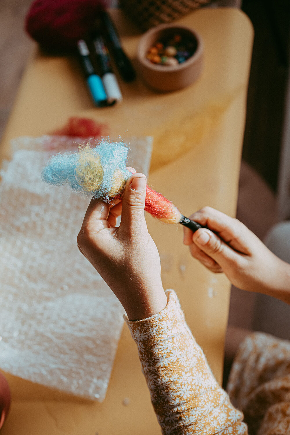 Wir basteln Stifthüllen-Monster aus Filz.