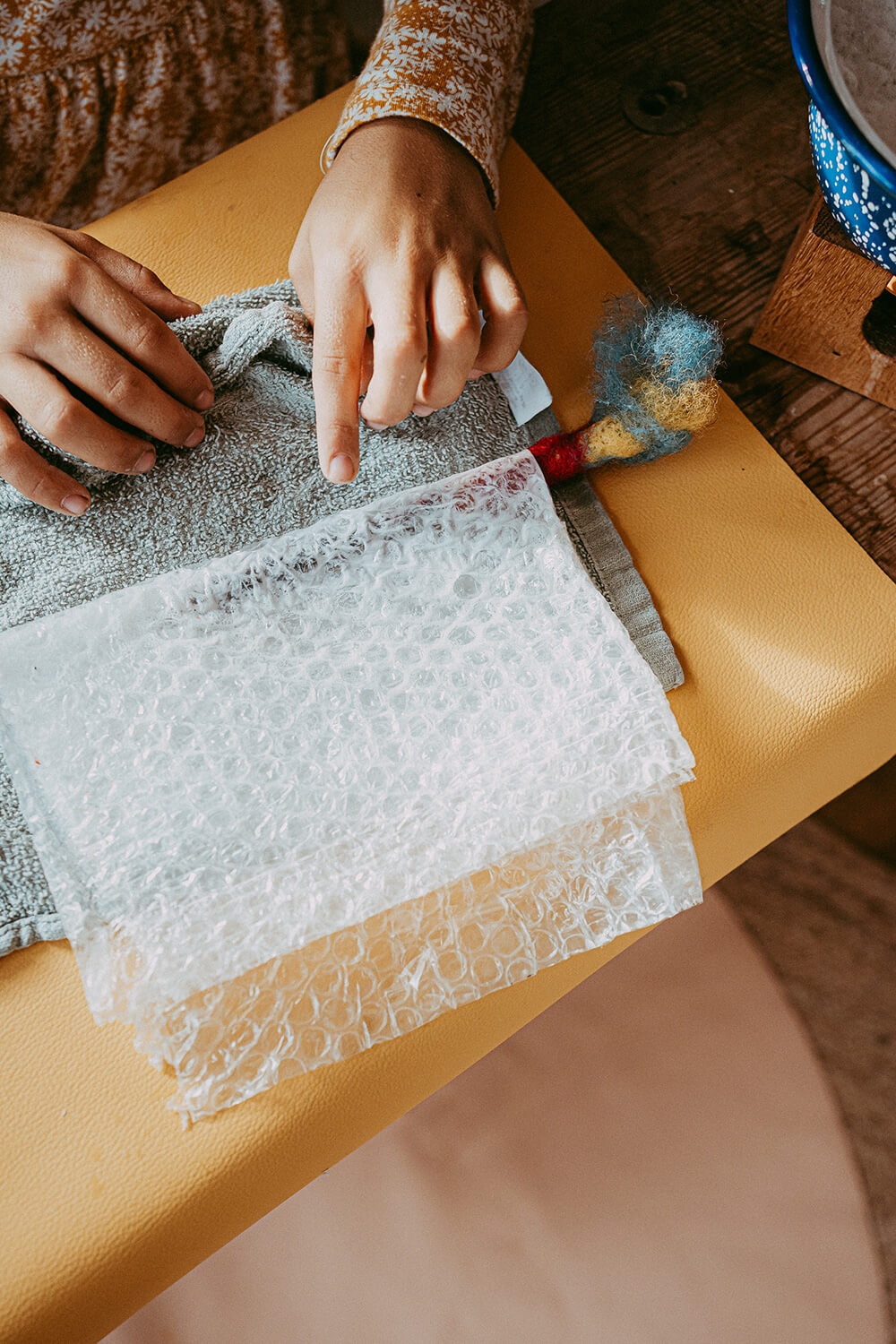 Wir basteln Stifthüllen-Monster aus Filz.