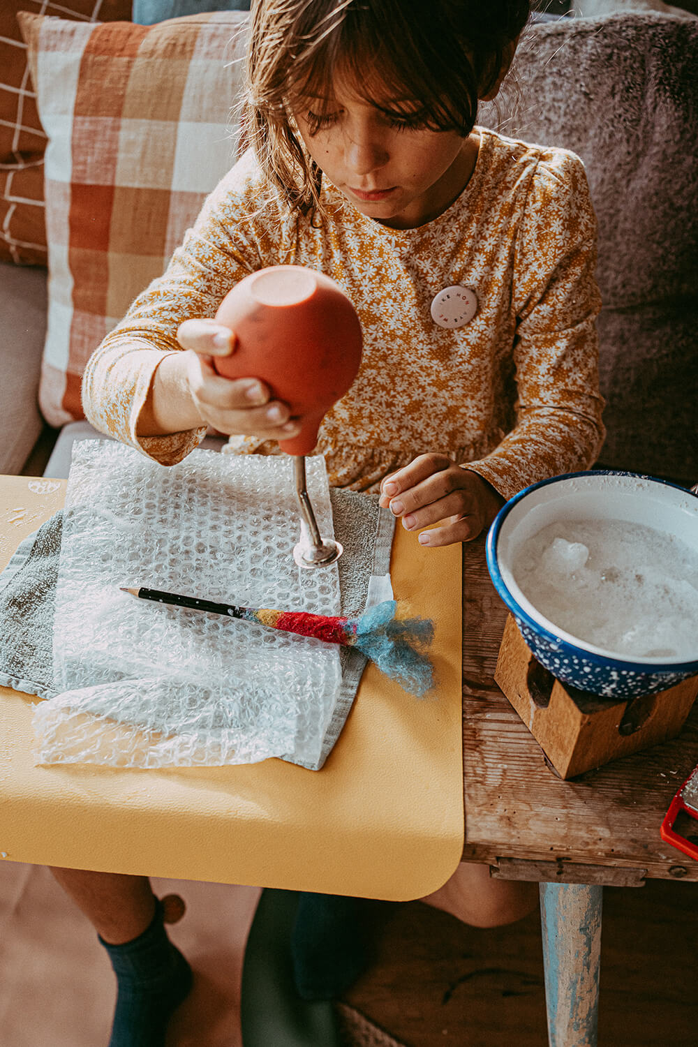 Wir basteln Stifthüllen-Monster aus Filz.