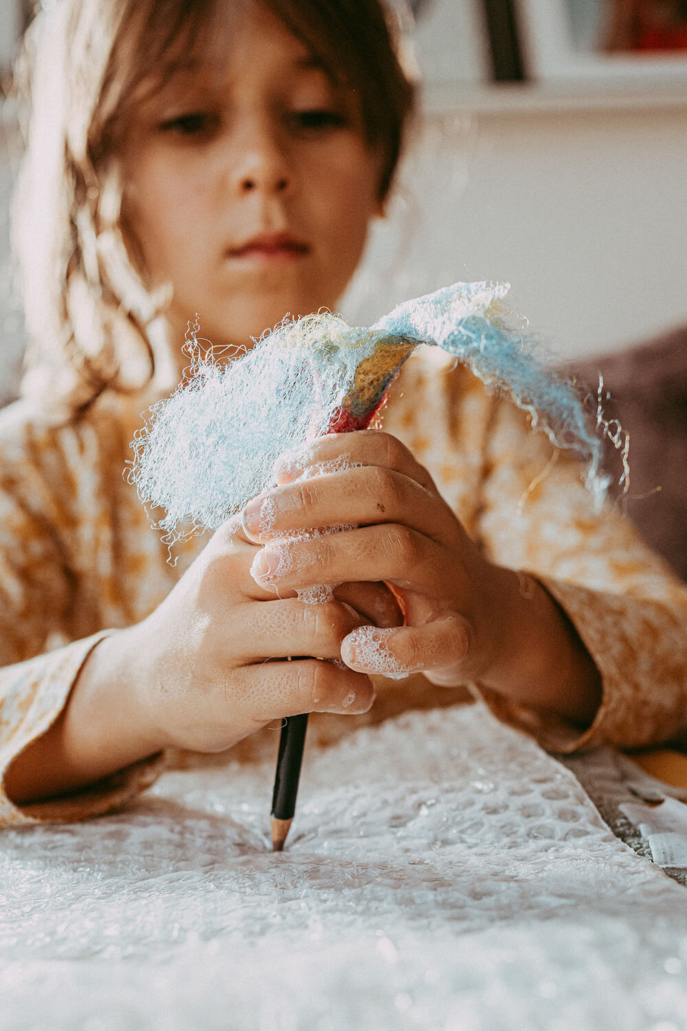 Wir basteln Stifthüllen-Monster aus Filz.