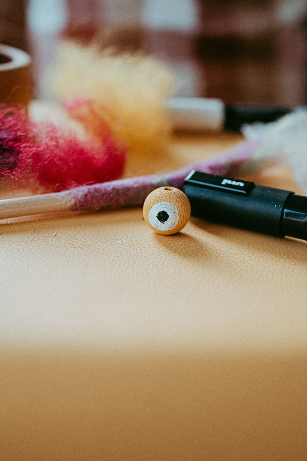 Wir basteln Stifthüllen-Monster aus Filz.