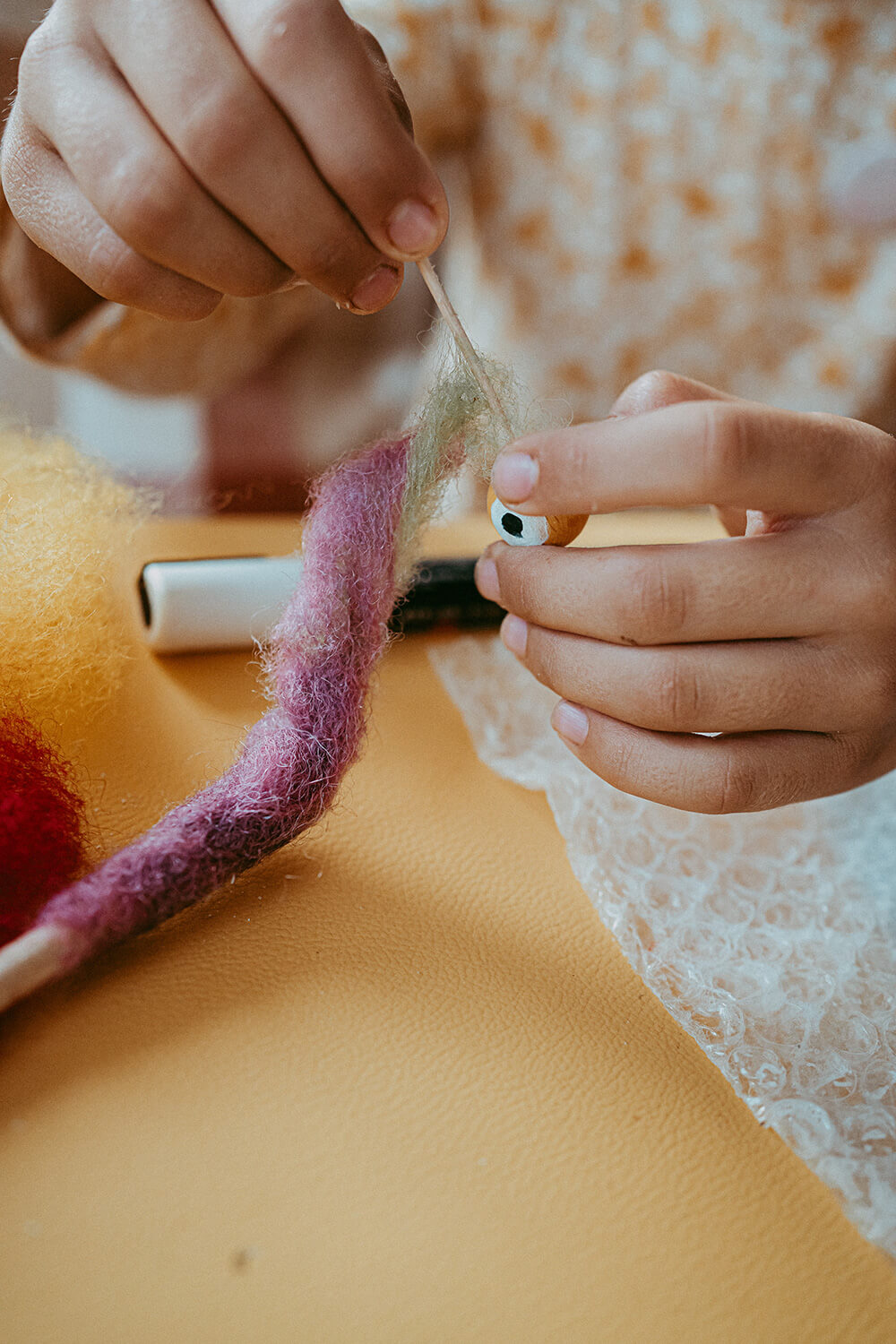 Wir basteln Stifthüllen-Monster aus Filz.