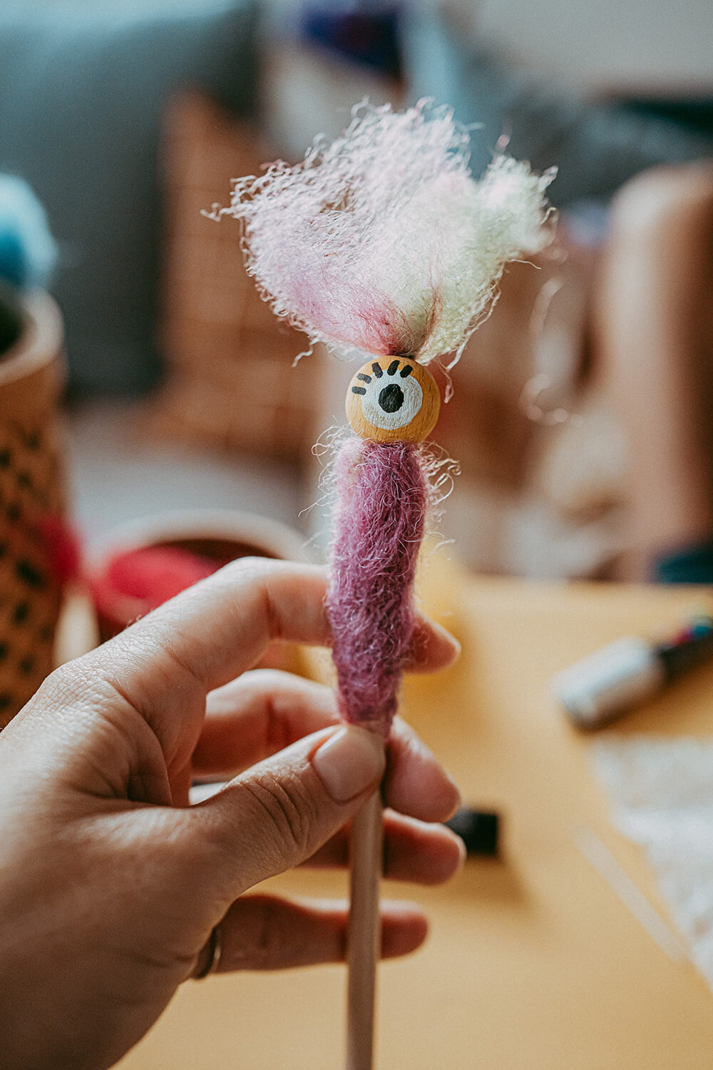 Wir basteln Stifthüllen-Monster aus Filz.