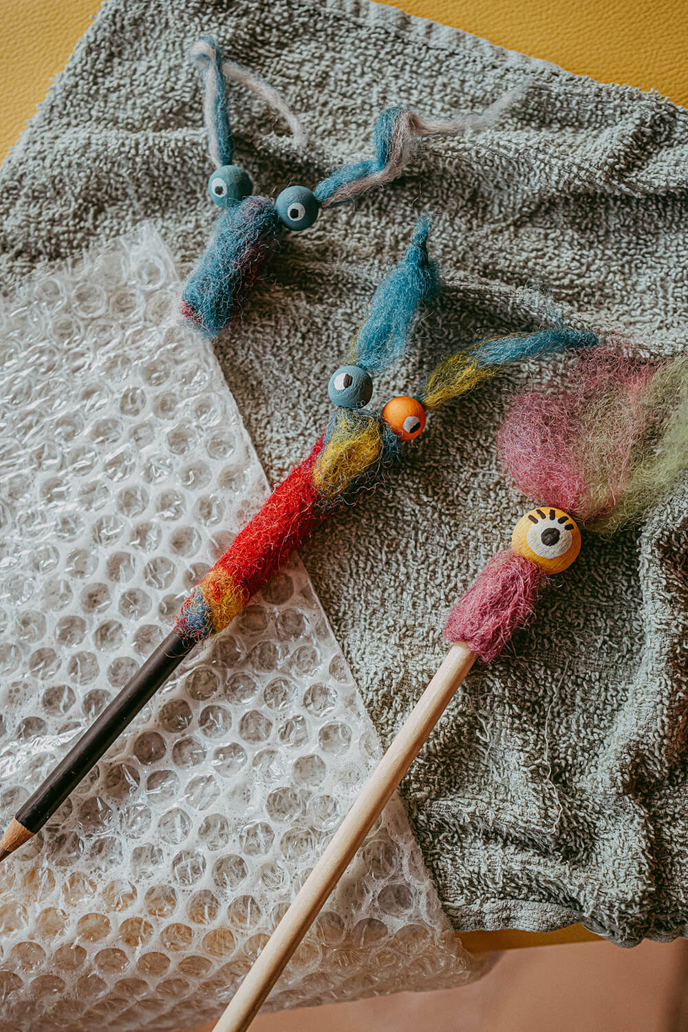 Wir basteln Stifthüllen-Monster aus Filz.