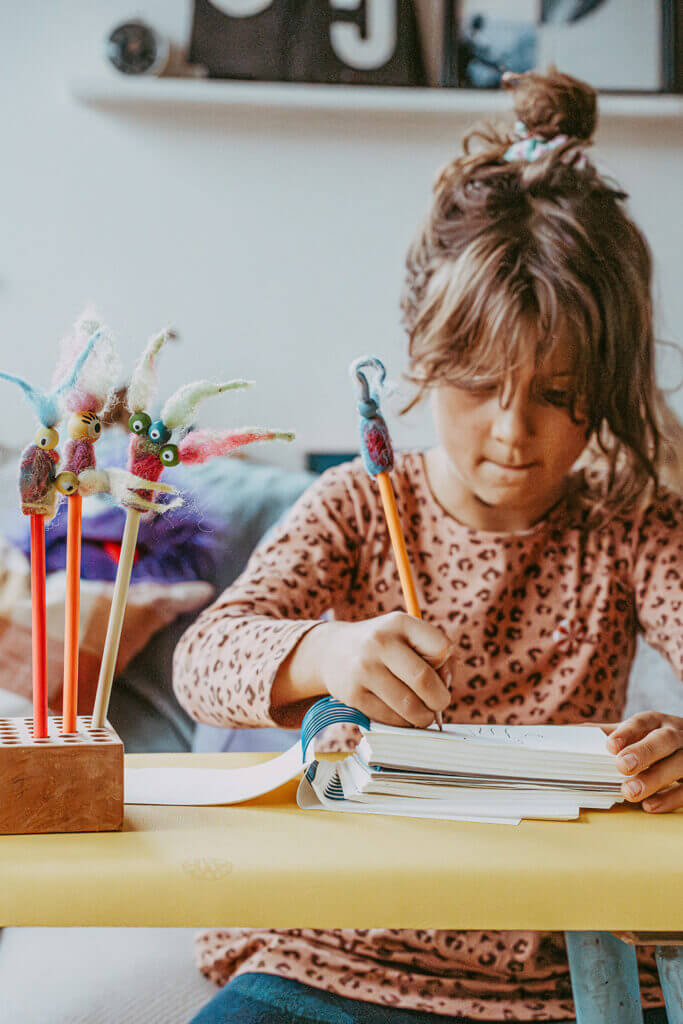 Wir basteln Stifthüllen-Monster aus Filz.