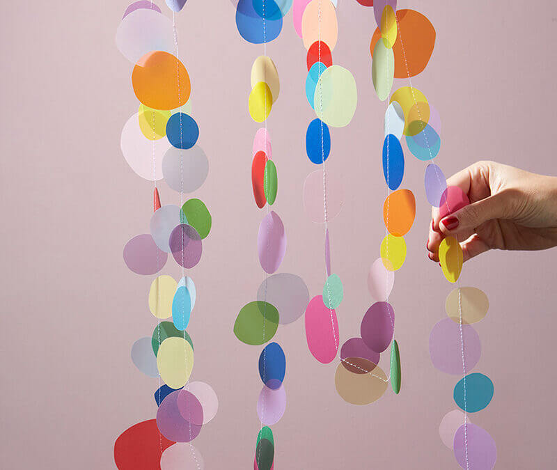 Good Vibes: Eine Regenbogen-Girlande basteln mit buntem Transparentpapier