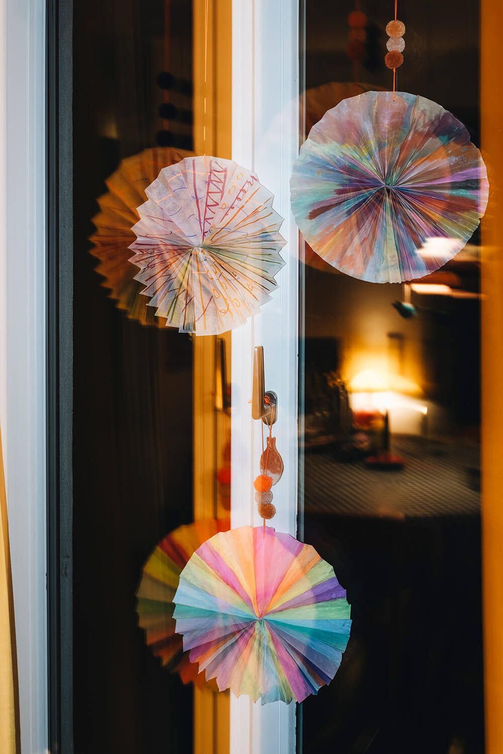 Regenbogen-Fensterdeko basteln