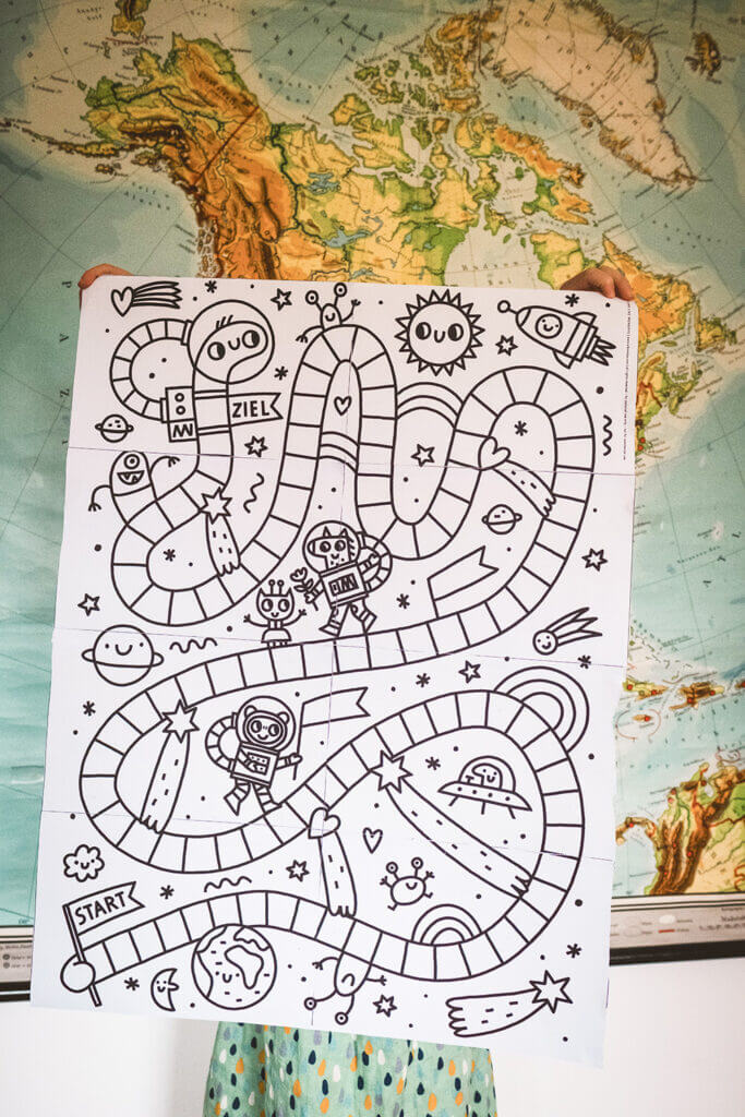 Wir malen unser eigenes Leiterspiel: Unser Ausmalposter Leiterspiel "Weltraum" ist da.