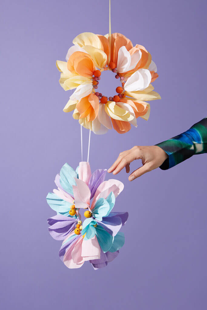 Wir basteln einen Kranz aus Papier.