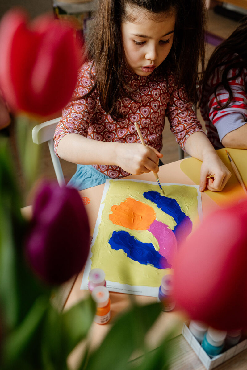 Wir malen nach Zahlen mit Vorlage "Flowers and furry Friends" zum selbst Ausdrucken.