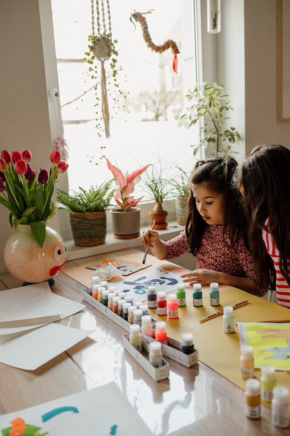 Wir malen nach Zahlen mit Vorlage "Flowers and furry Friends" zum selbst Ausdrucken.