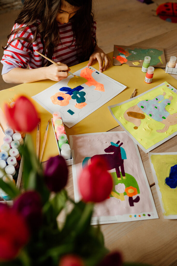 Wir malen nach Zahlen mit Vorlage "Flowers and furry Friends" zum selbst Ausdrucken.