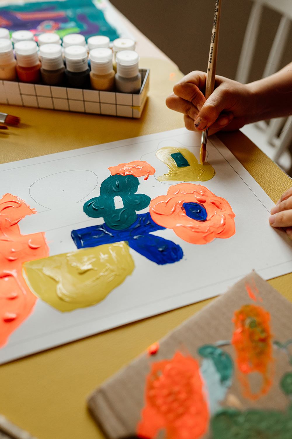 Wir malen nach Zahlen mit Vorlage "Flowers and furry Friends" zum selbst Ausdrucken.