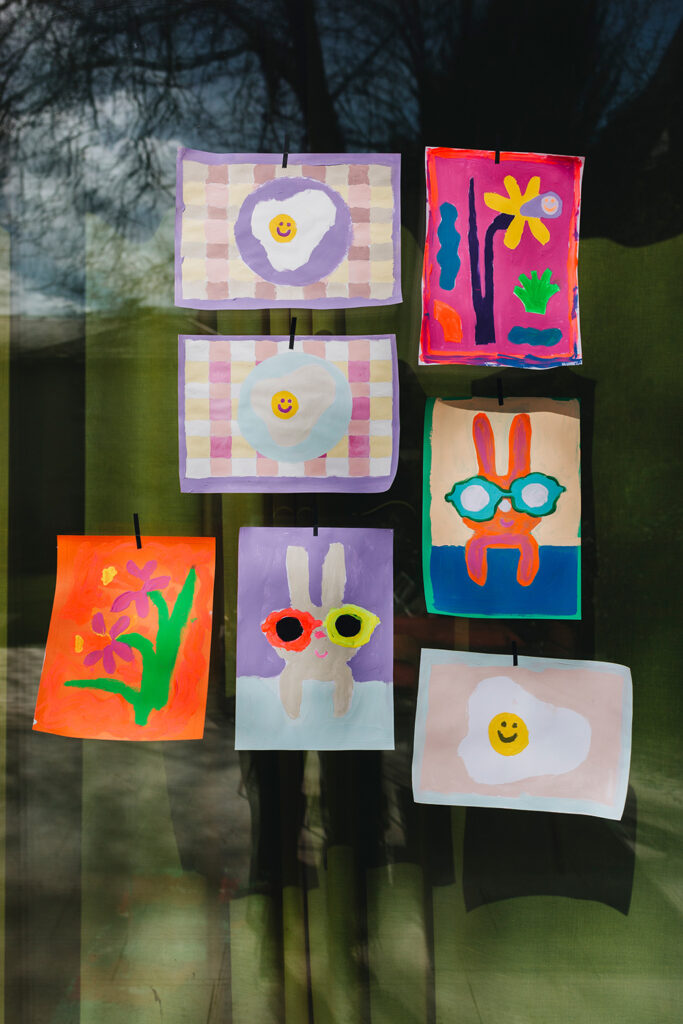 Wir malen nach Zahlen mit der Vorlage "Happy Easter" zum selbst Ausdrucken.