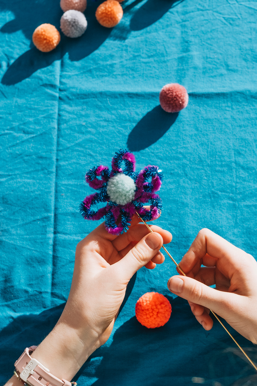 Pfeifenputzer-Blumen basteln leicht gemacht.