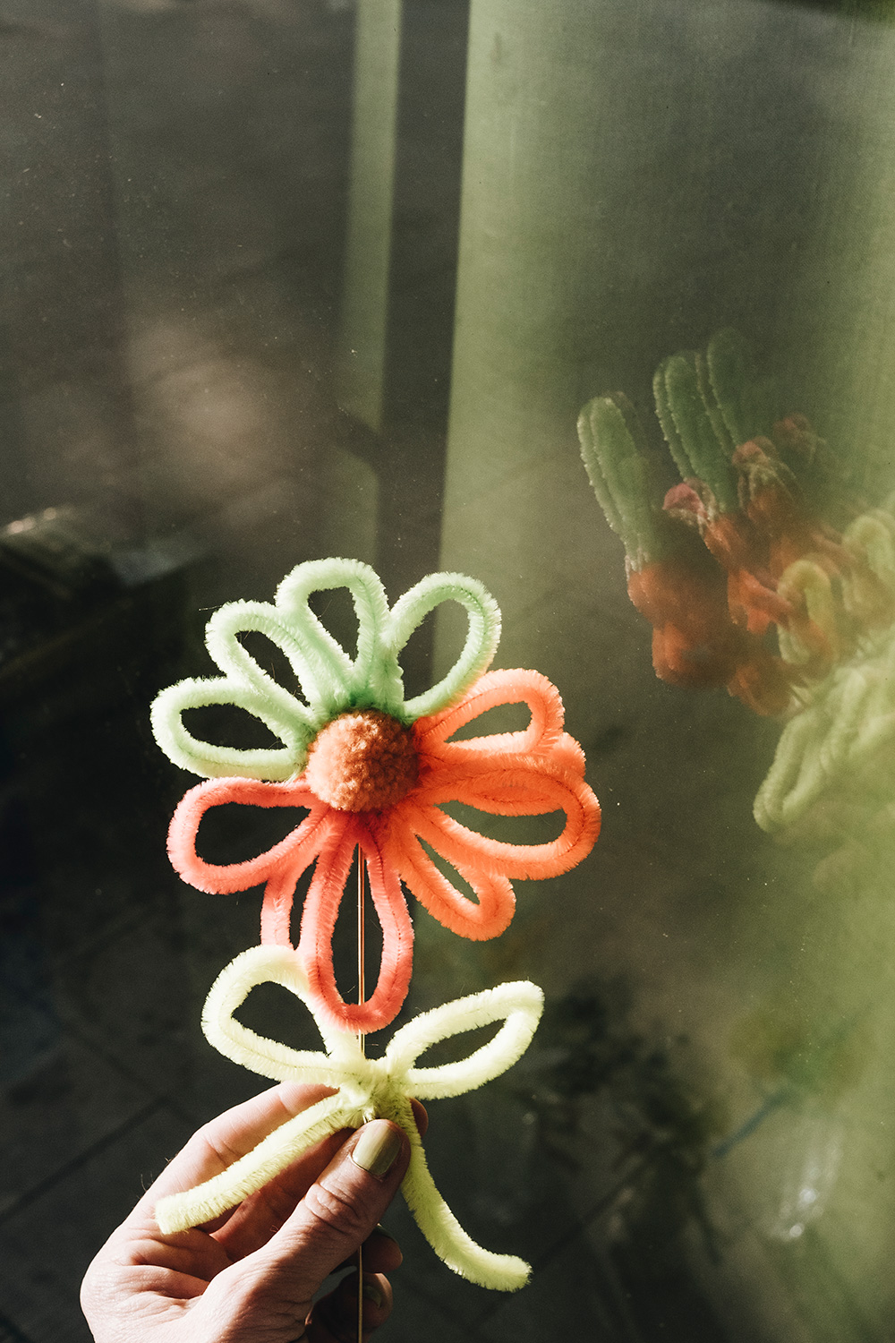 Pfeifenputzer-Blumen basteln leicht gemacht.