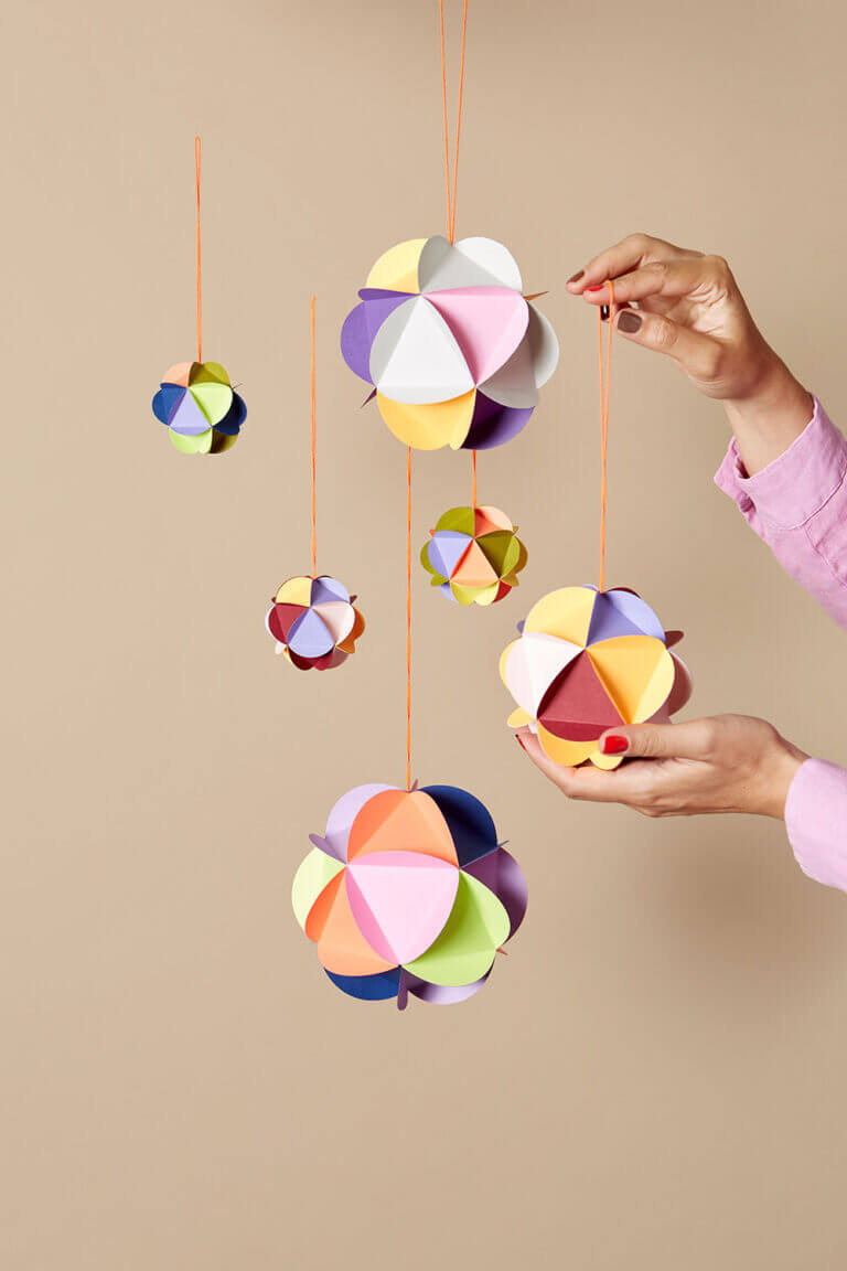  Foto zu Fliegende Bälle: So bastelst du die wunderbunten Papierkugeln 