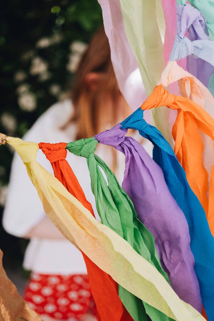 Wir feiern die Regenbogenmeisterschaft mit bunter Partydeko.