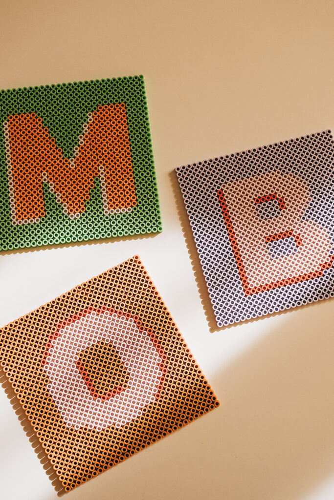 Alphabet, Buchstaben und Wörter: Wir basteln Bügelperlenkunst mit Vorlagen zum Ausdrucken.