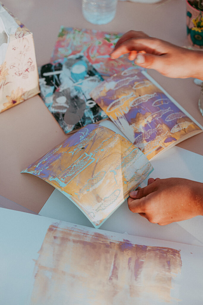 Grüße aus dem Urlaub: Wir basteln Urlaubskarten mit Gelli Print.