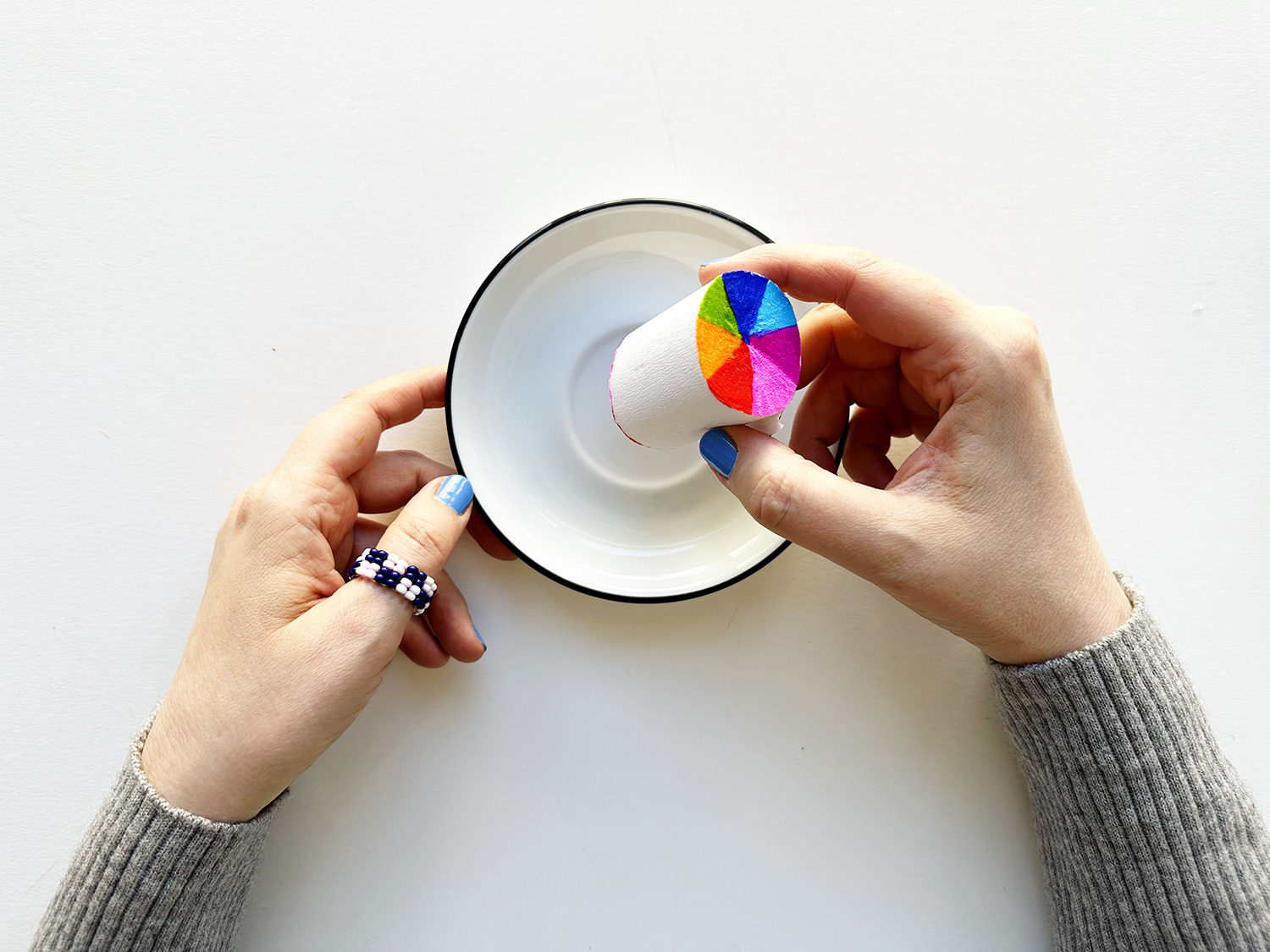 Lass uns eine leuchtende Oktopus-Laterne aus einer PET-Flasche basteln.