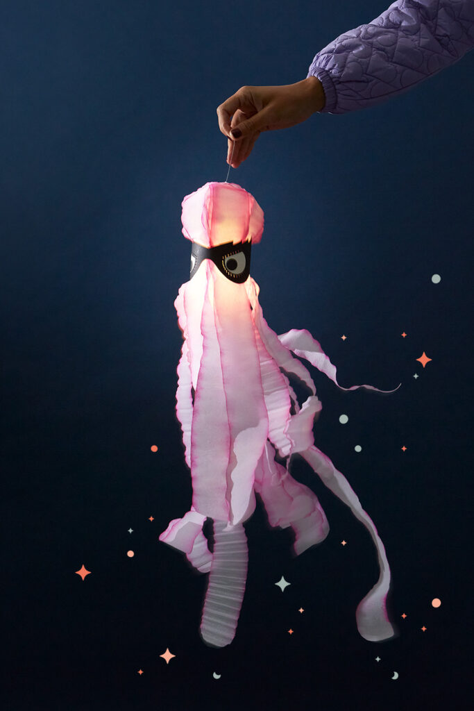 Lass uns eine leuchtende Oktopus-Laterne aus einer PET-Flasche basteln.