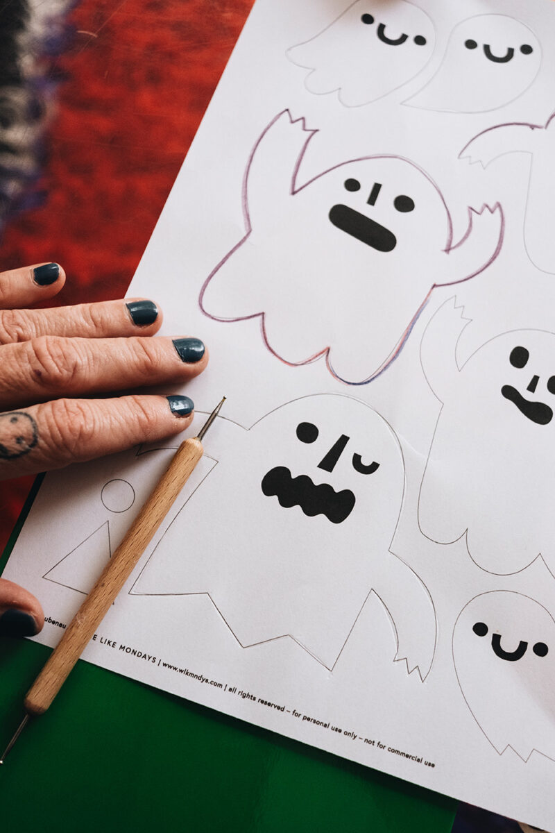 Lass uns Geister-Deko mit Vorlage basteln für Halloween.