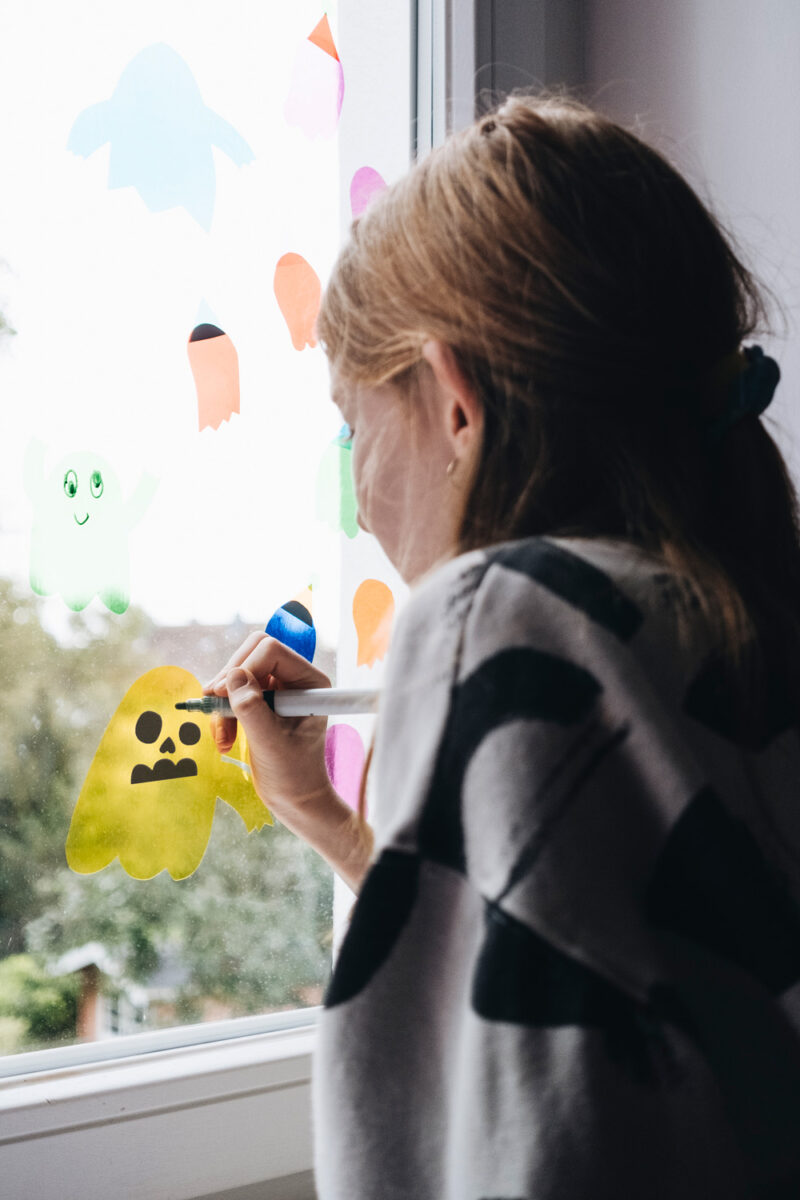 Lass uns Geister-Deko mit Vorlage basteln für Halloween.