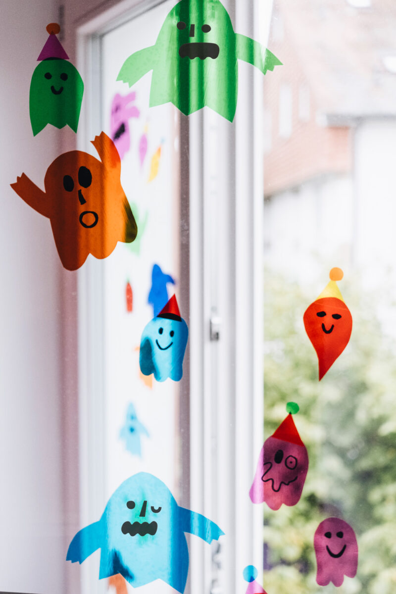 Lass uns Geister-Deko mit Vorlage basteln für Halloween.