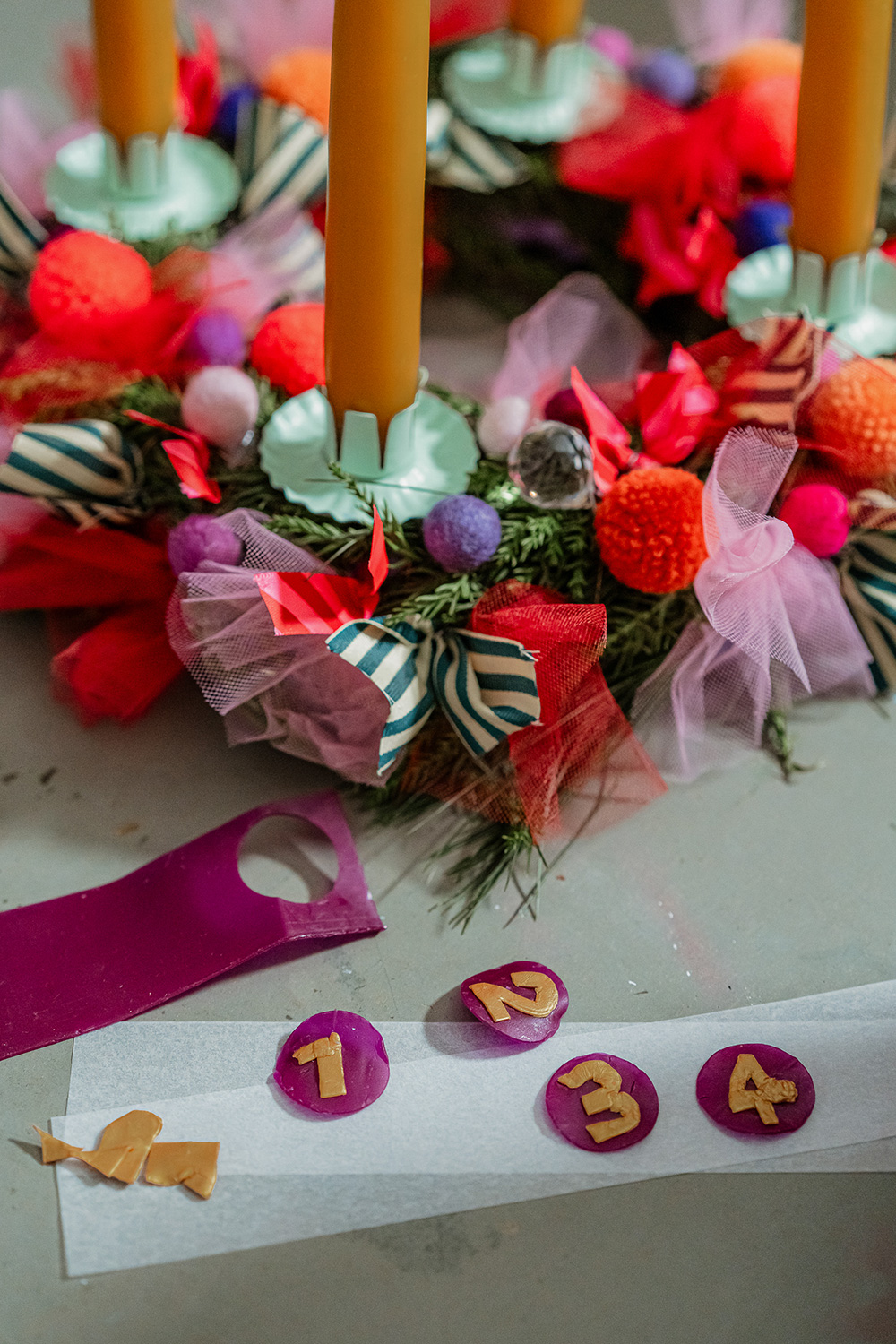 Lass uns einen Adventskranz basteln mit Kindern.