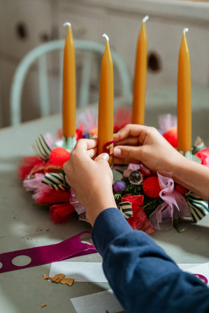  1, 2, 3, 4, lieben wir: Adventskranz basteln mit Kindern Bildidee 
