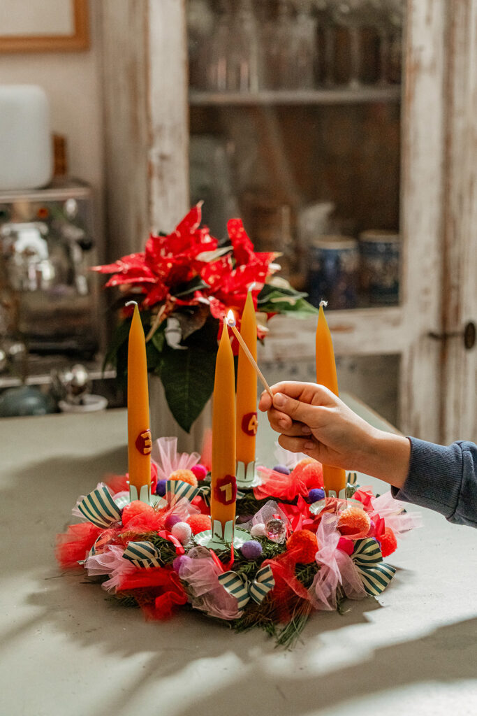 Lass uns einen Adventskranz basteln mit Kindern.