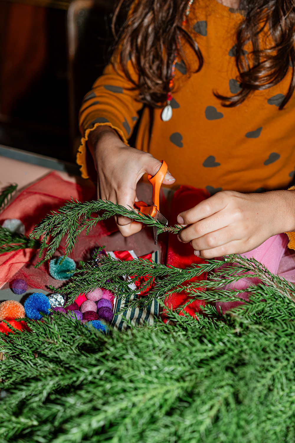 Lass uns einen Adventskranz basteln mit Kindern.