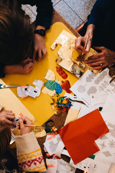 Wir basteln mit Prägefolie.