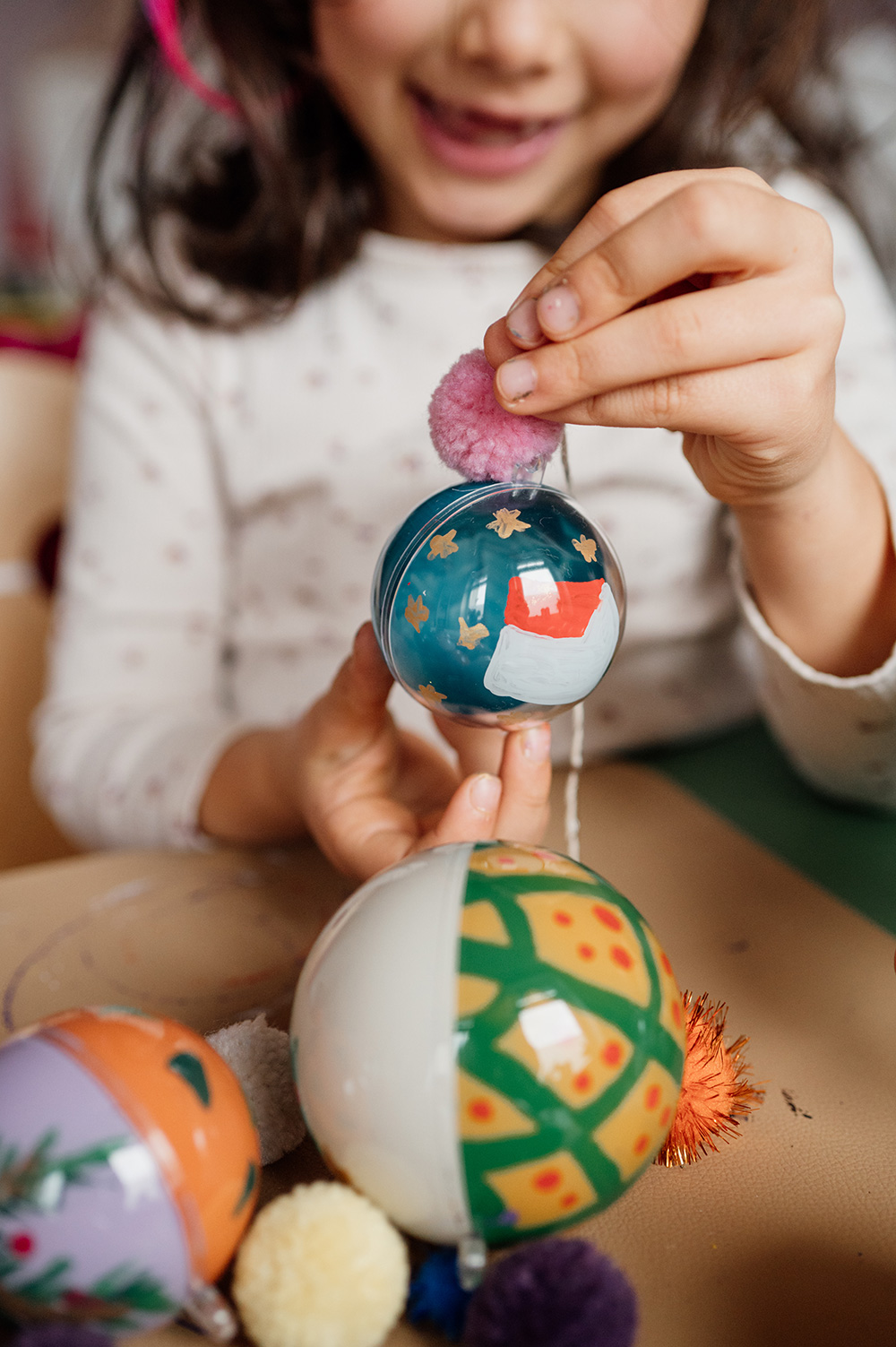 Lass uns Weihnachtskugeln basteln mit Kindern.
