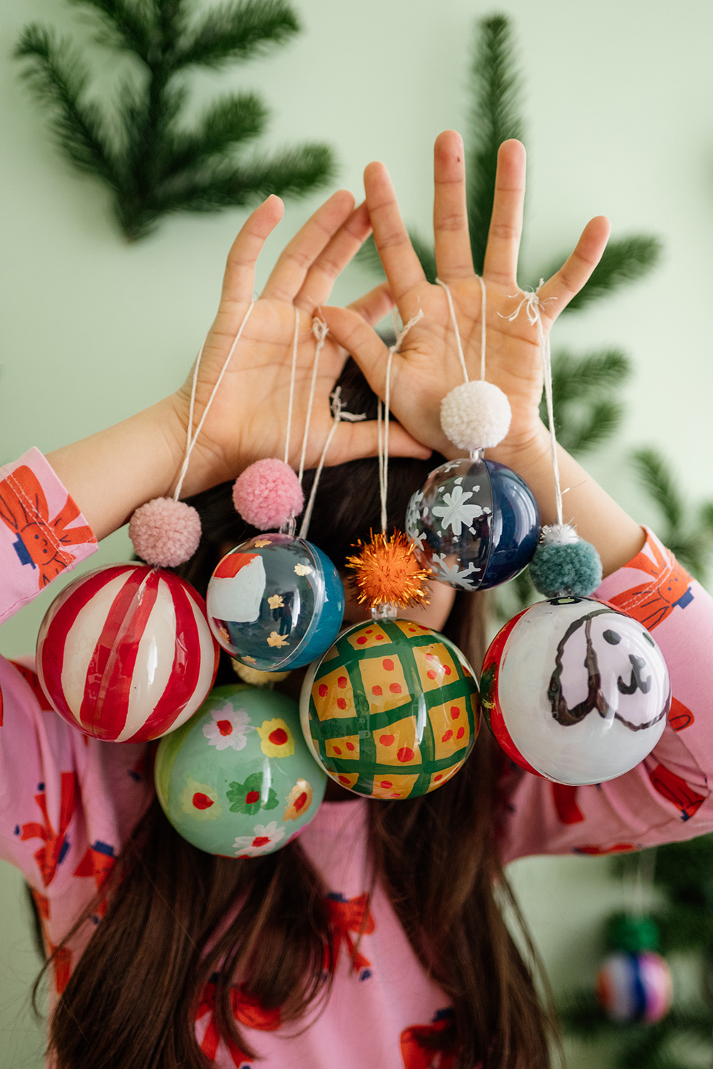 Lass uns Weihnachtskugeln basteln mit Kindern.