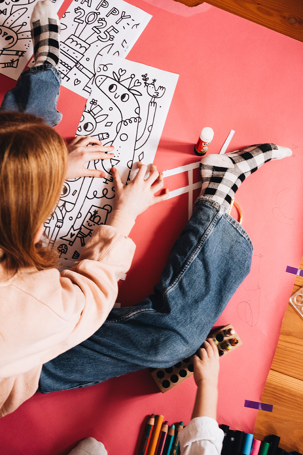 Lass uns an Silvester das Ausmalposter "Happy 2025" ausmalen.