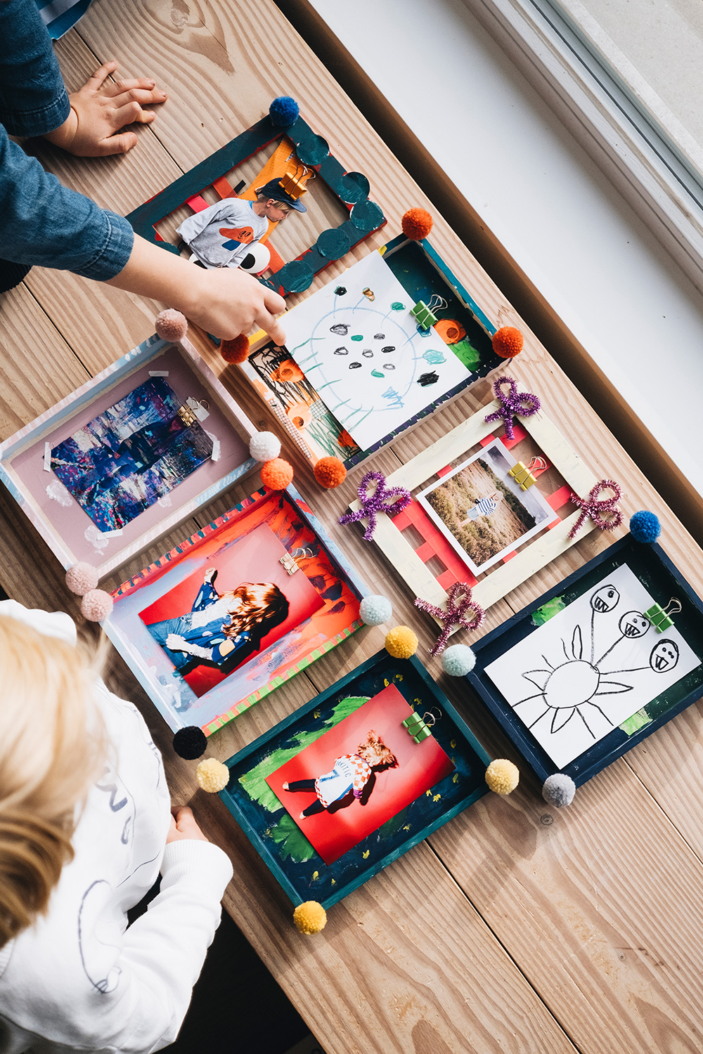 Lass uns Bilderrahmen für Kinderkunst basteln.