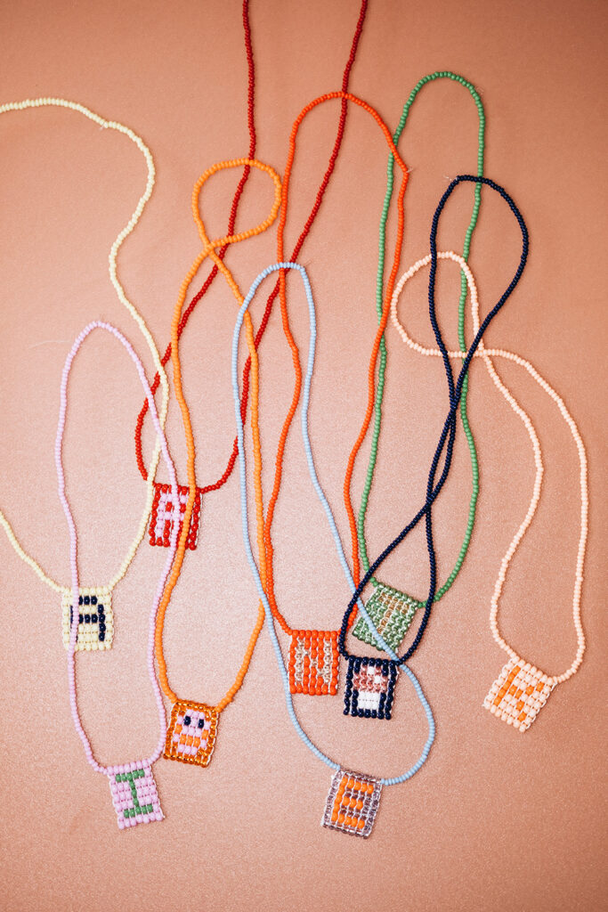 Lass uns selber eine Buchstabenketten aus Perlen fädeln.