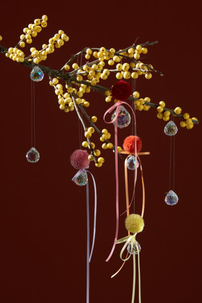 Lass uns Weihnachtsanhänger mit Schleifen und Regenbogenkristallen basteln.