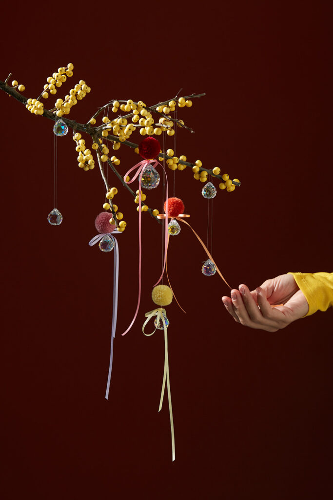 Lass uns Weihnachtsanhänger mit Schleifen und Regenbogenkristallen basteln.