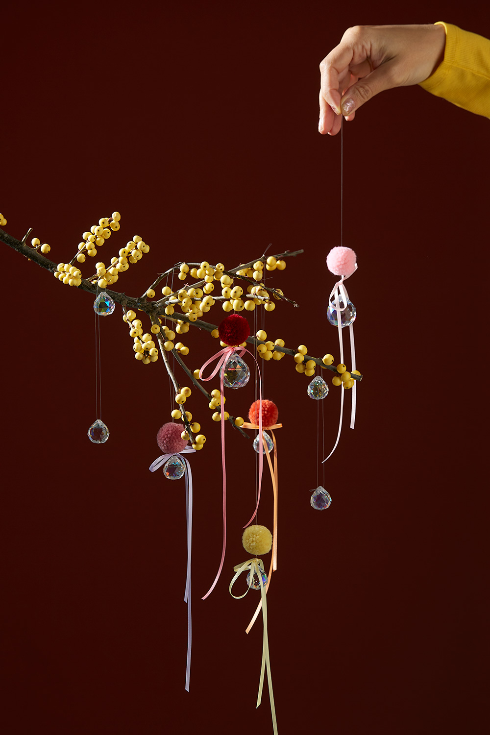 Lass uns Weihnachtsanhänger mit Schleifen und Regenbogenkristallen basteln.