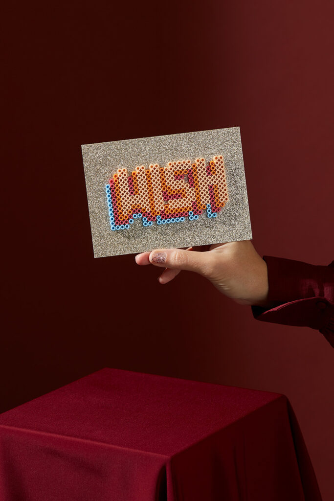 Lass uns Weihnachtskarten mit Bügelperlen basteln.