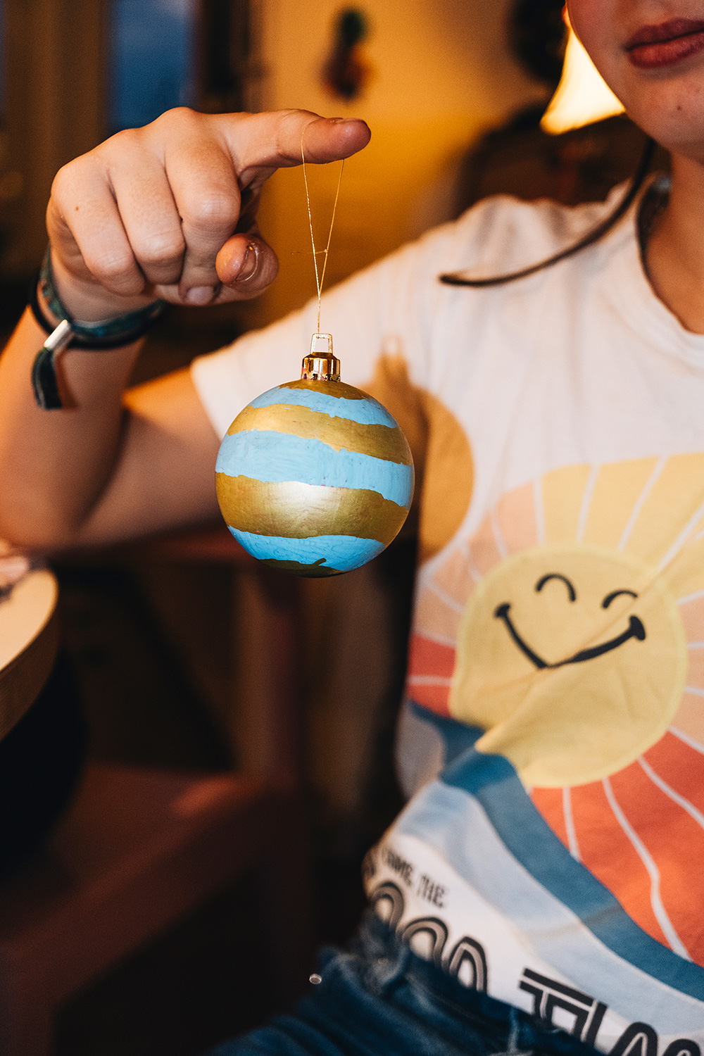 Lass uns Weihnachtskugeln bemalen.
