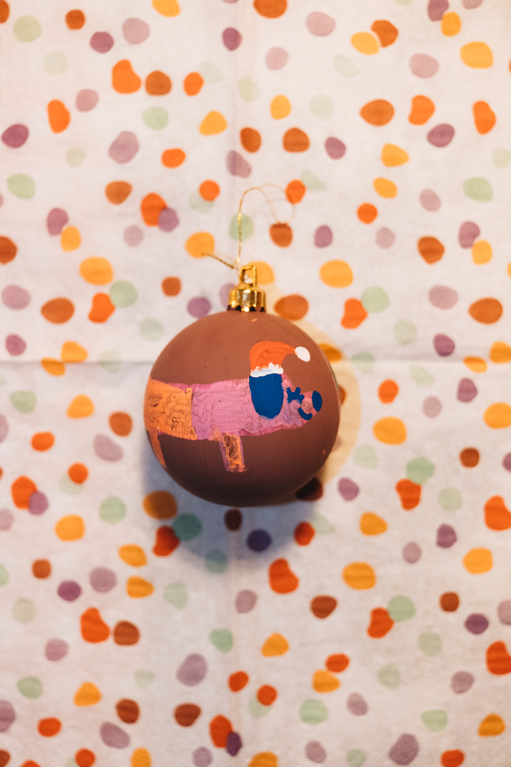 Lass uns Weihnachtskugeln bemalen.