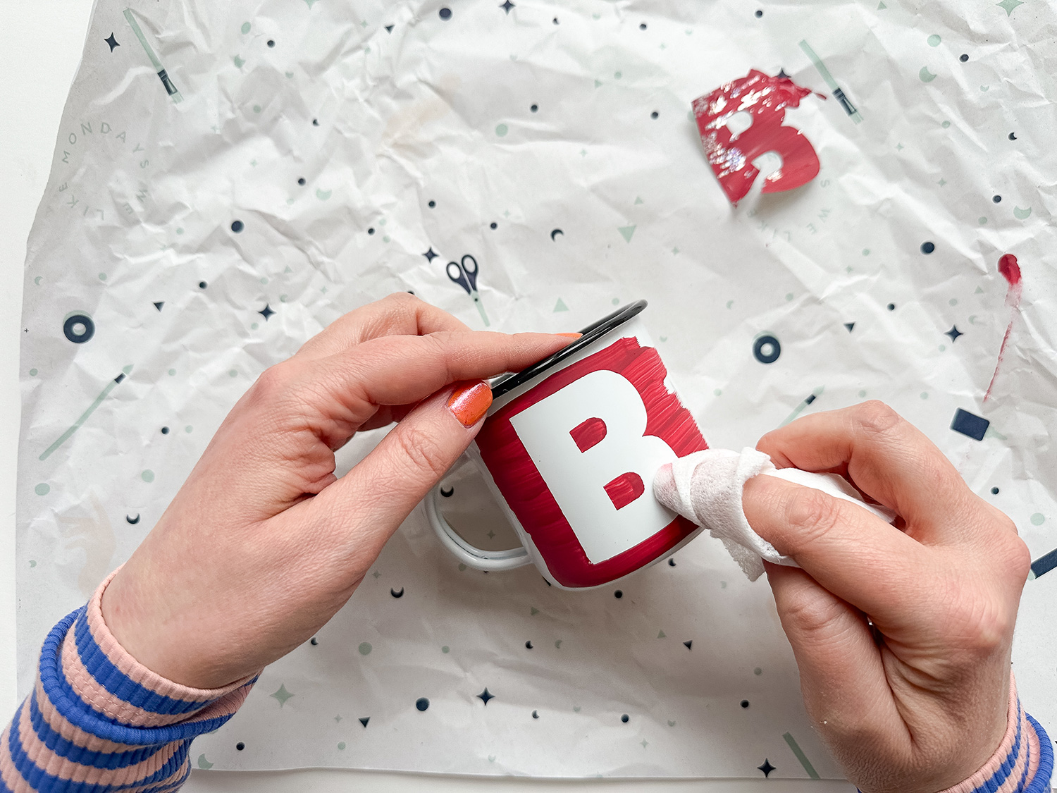 Lass uns Emaille-Tassen selber bemalen mit Buchstaben.