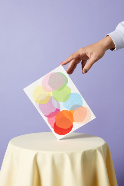 Lass uns Farbklecks-Bilder basteln.