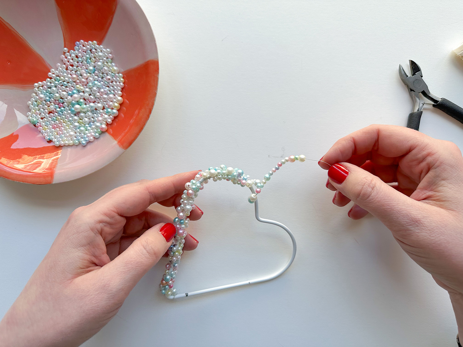 Lass uns ein Geschenk zum Valentinstag basteln.
