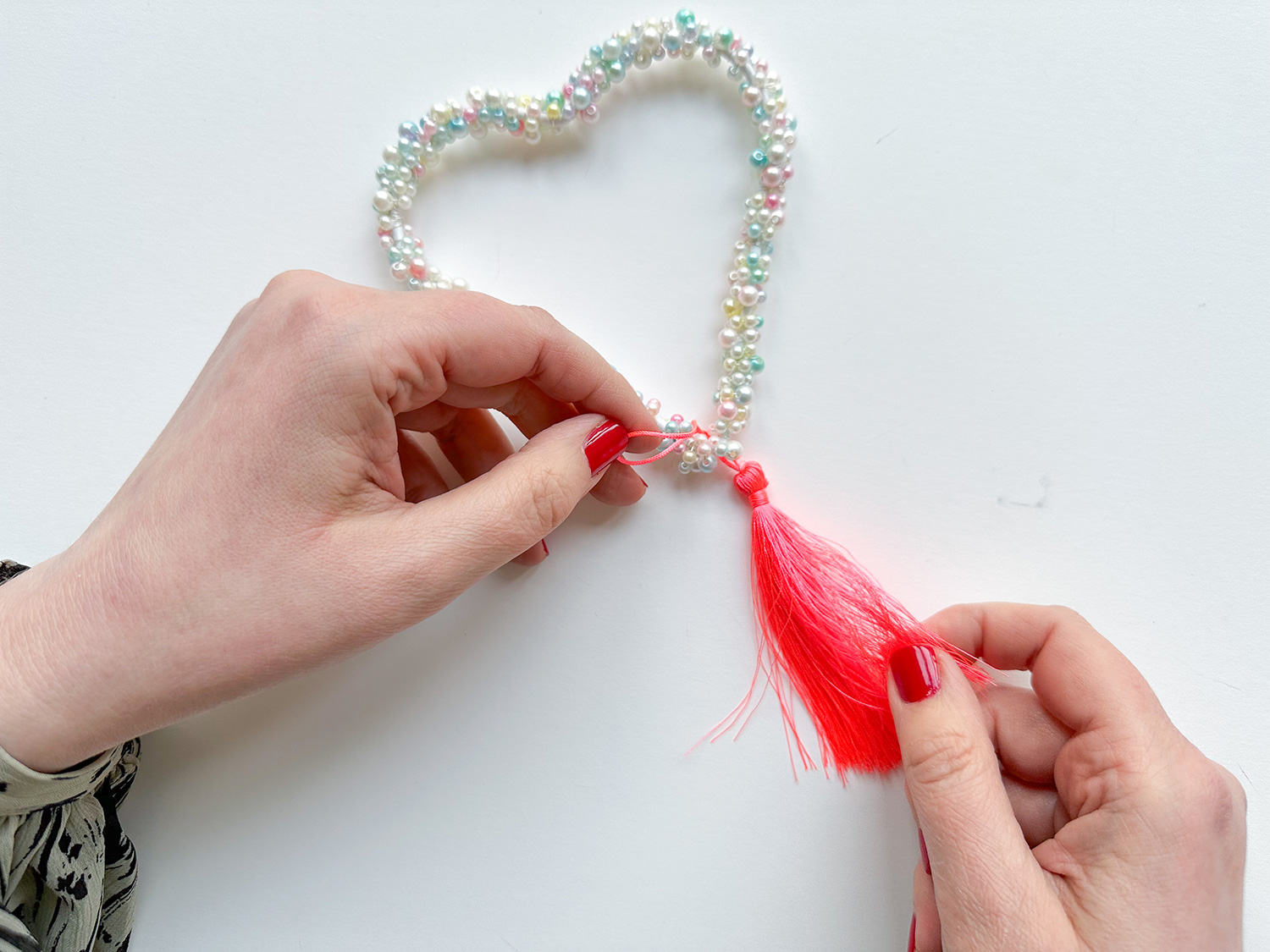 Lass uns ein Geschenk zum Valentinstag basteln.