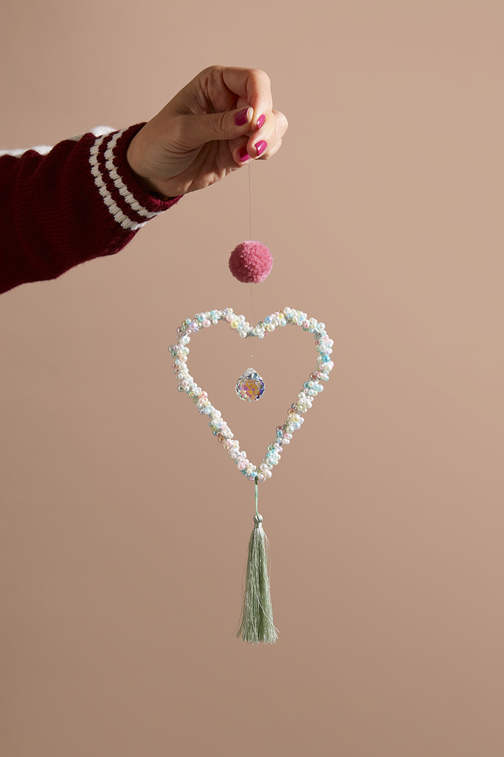 Lass uns ein Geschenk zum Valentinstag basteln.